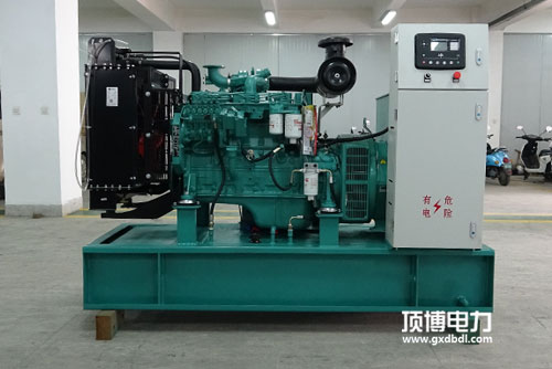 一臺750kW柴油發(fā)電機(jī)組工作小于100h，起動排氣管有大量白煙